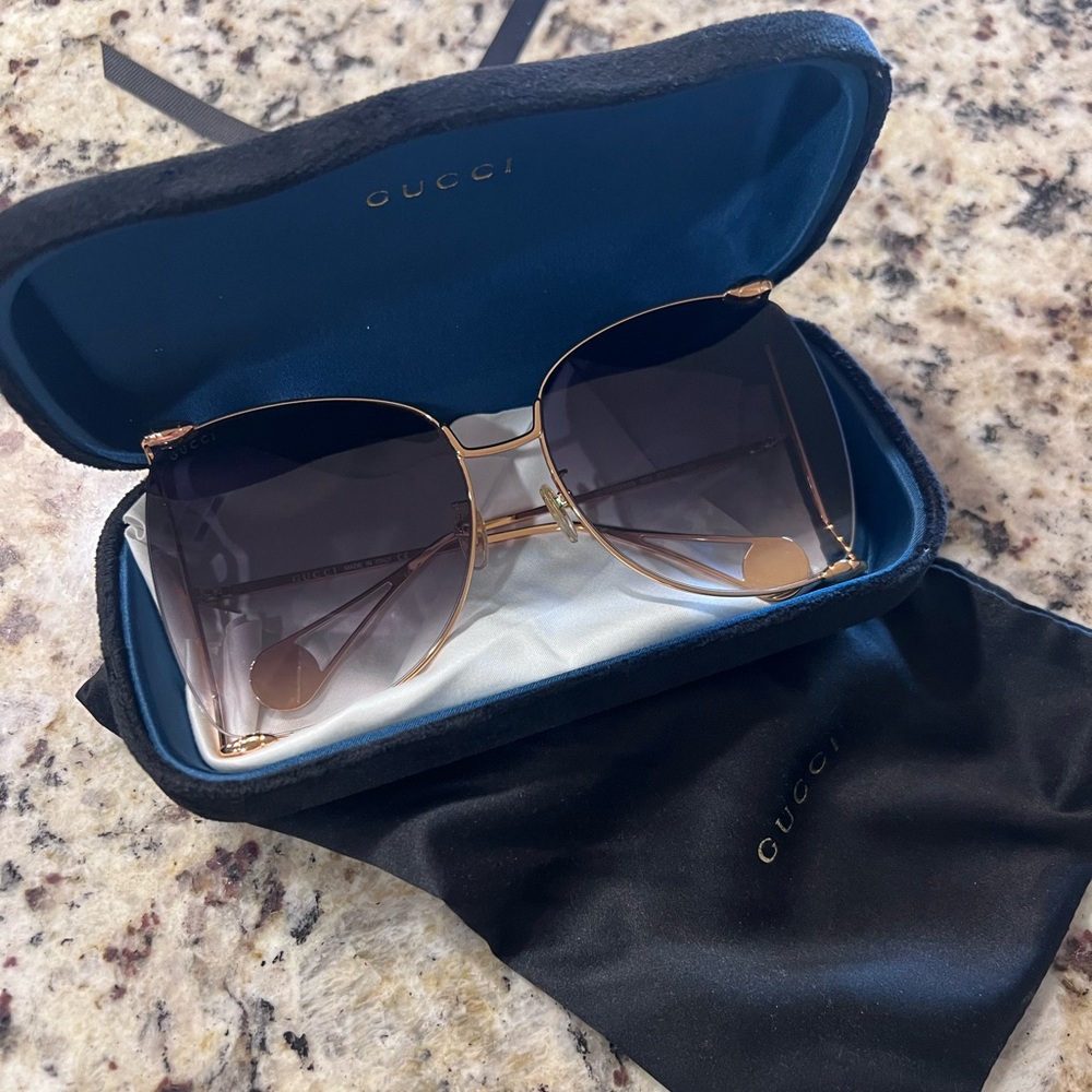 Gucci Women's Sunglasses with Gold Frame and Black Lenses - Picture 3 of 4
